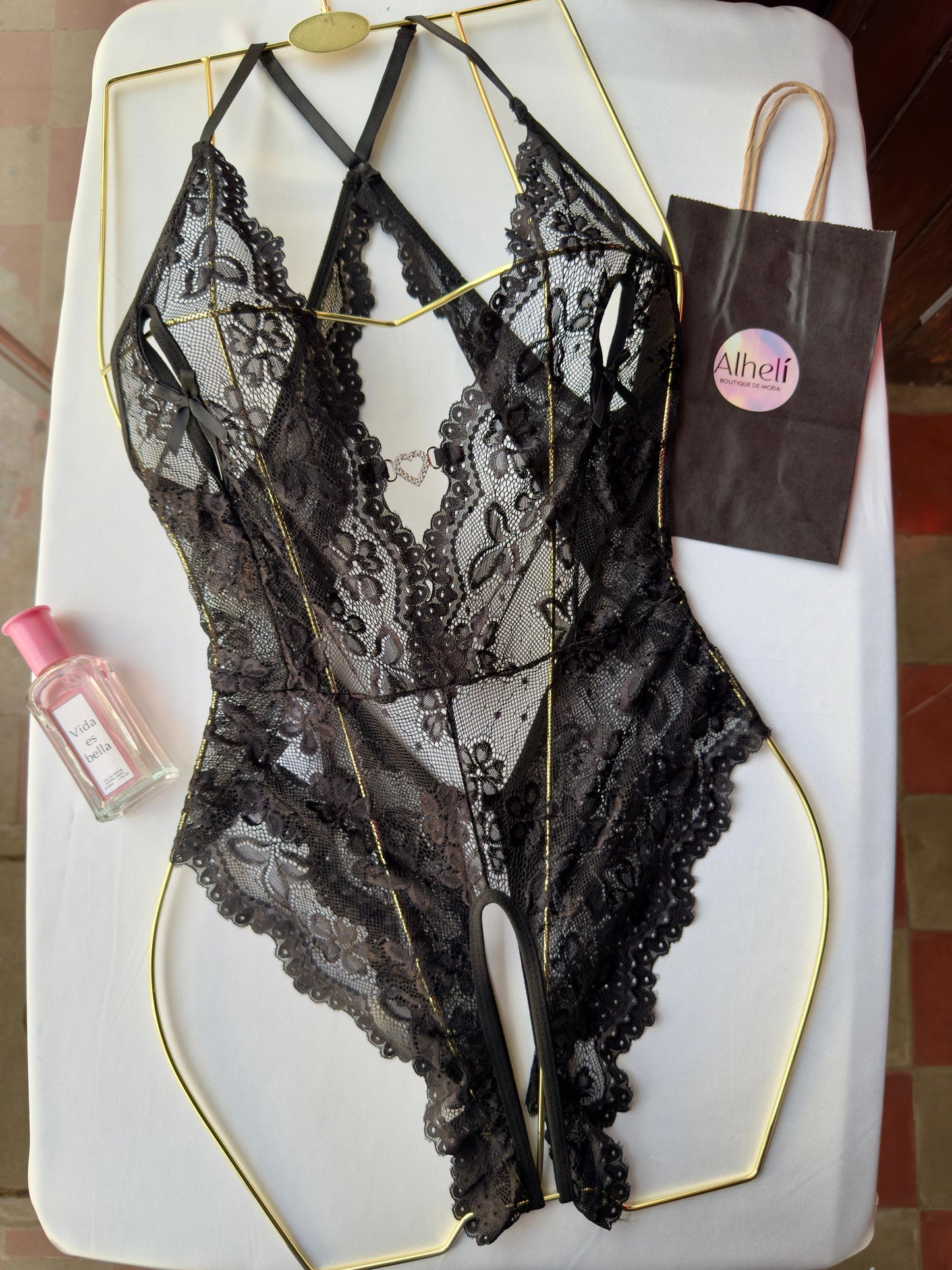 Lencería Negra con cuello en V profundo, corazón hueco y estampado floral, de tiro bajo