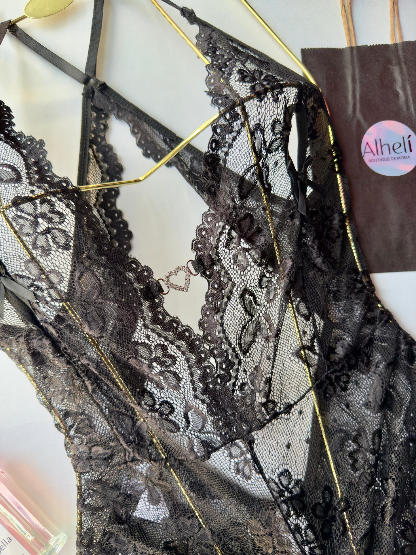 Lencería Negra con cuello en V profundo, corazón hueco y estampado floral, de tiro bajo