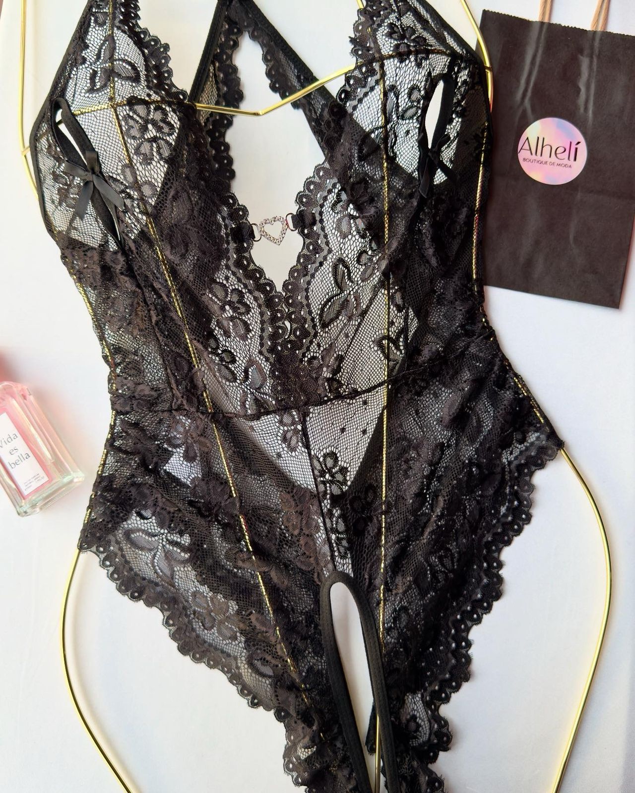 Lencería Negra con cuello en V profundo, corazón hueco y estampado floral, de tiro bajo