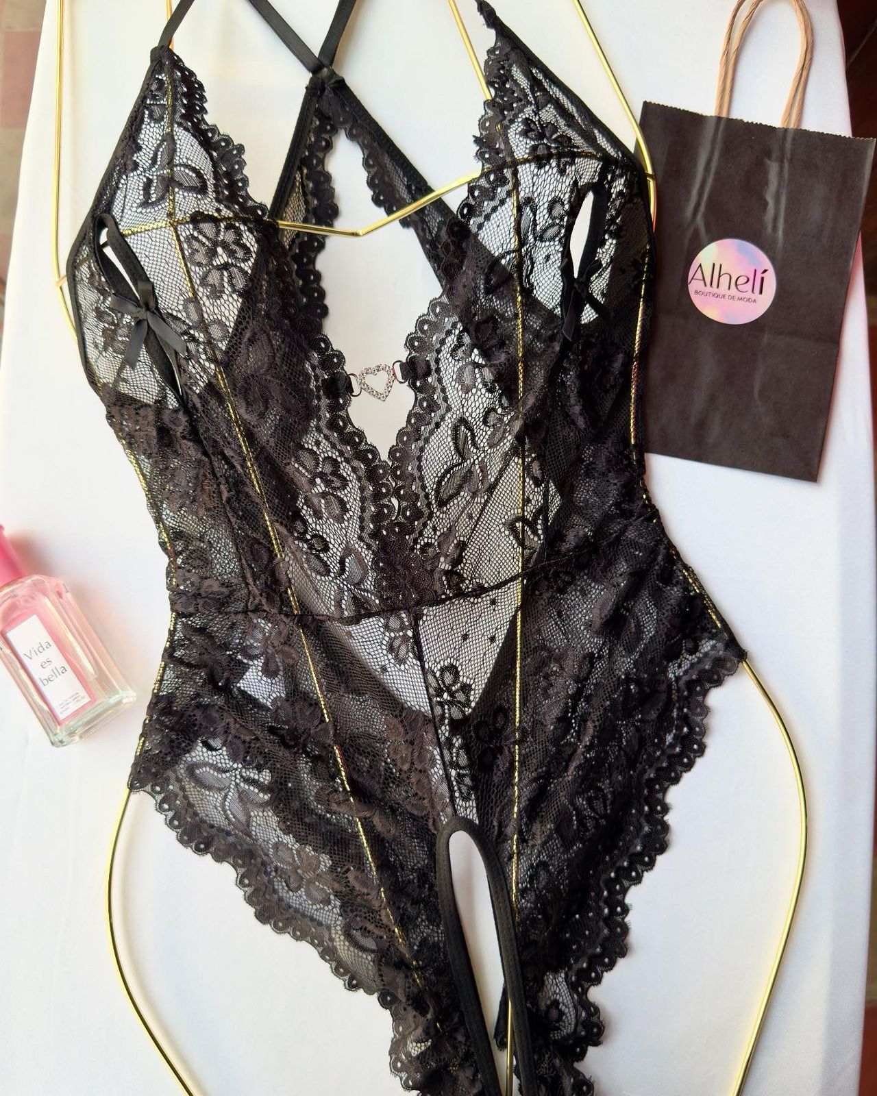 Lencería Negra con cuello en V profundo, corazón hueco y estampado floral, de tiro bajo