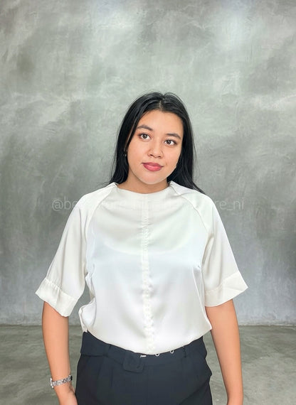 Blusa de satén con abertura lateral