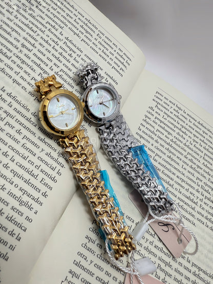 Reloj redondo con dial blanco