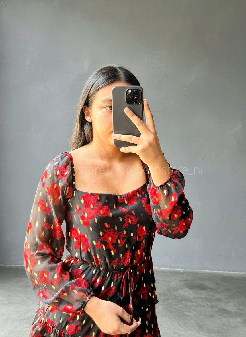 Vestido negro floreado con rojo