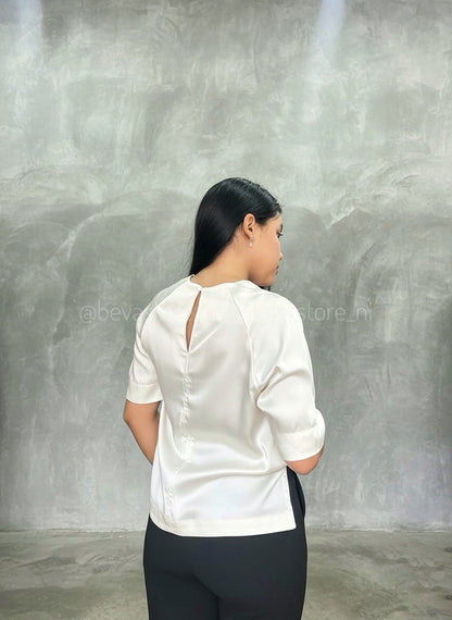 Blusa de satén con abertura lateral