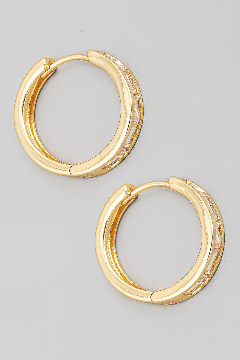 Aretes dorados pequeños con aros y circonita
