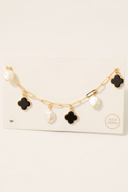 Cadena con perla grande y dijes de trébol negro con baño dorado