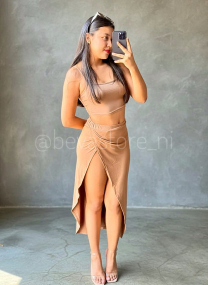 Conjunto de Camisa Corta y Falda Larga Abierta
