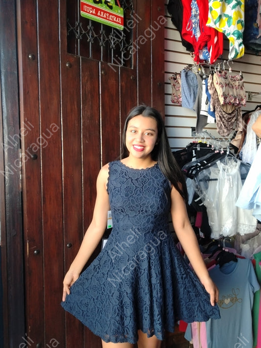 Vestido negro azulado calado