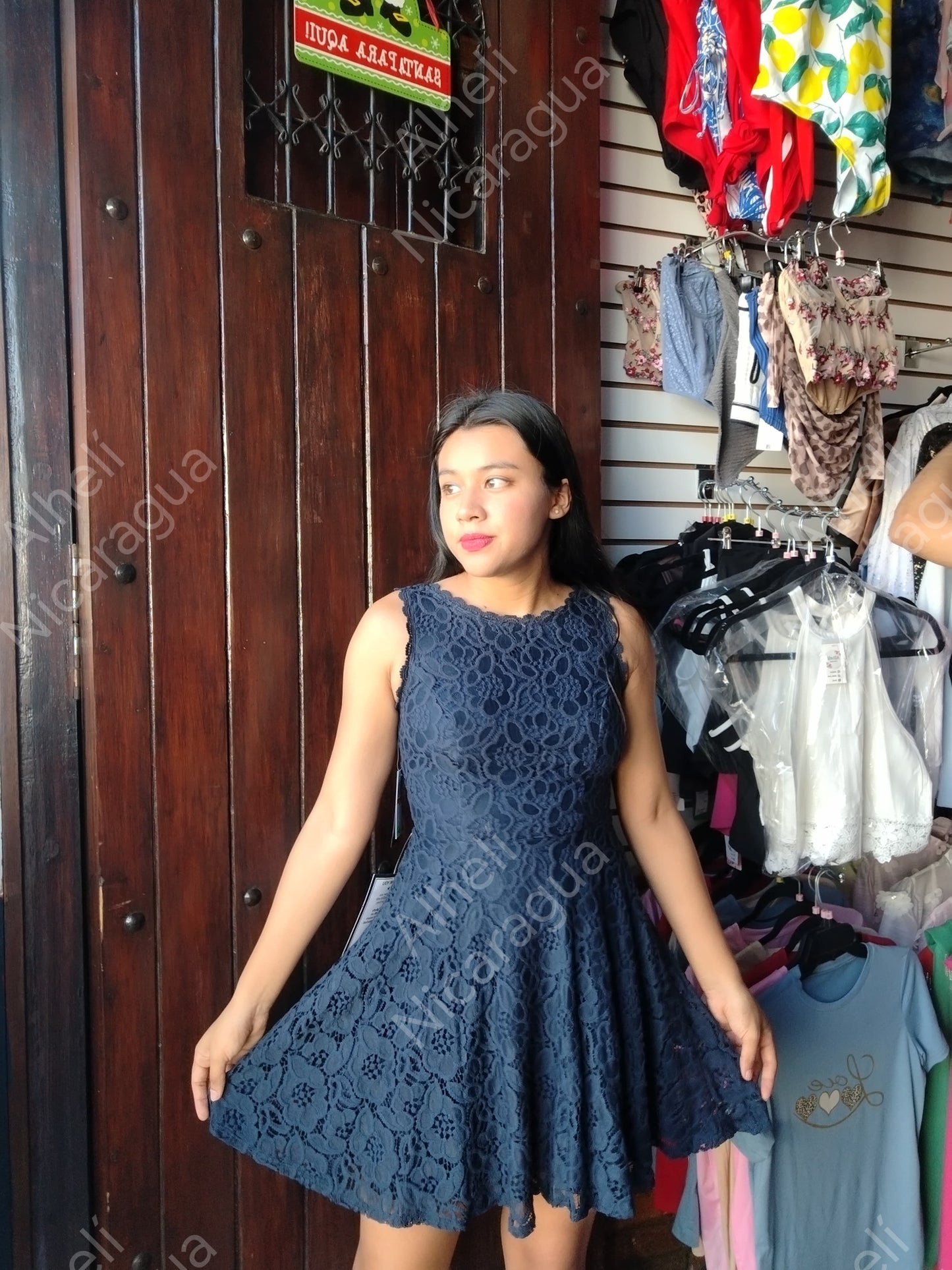Vestido negro azulado calado