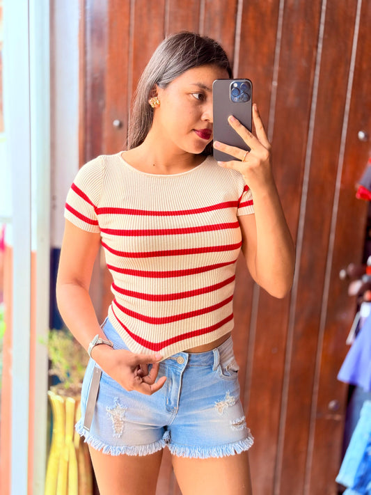 Short Jeans Azul Claro Con Desgarre y Deshilachado