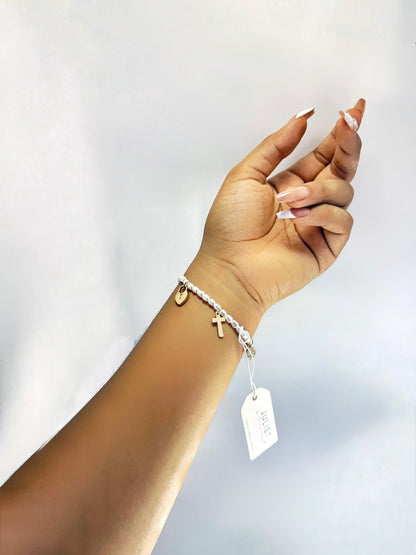 Pulsera  de perlas blancas con dijes dorados