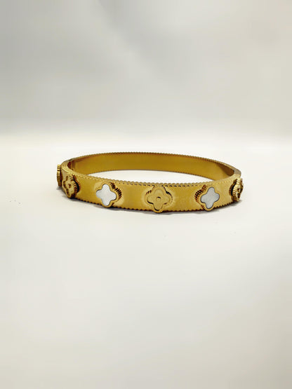 Brazalete Dorado de Acero Inoxidable con Tréboles blancos y dorados