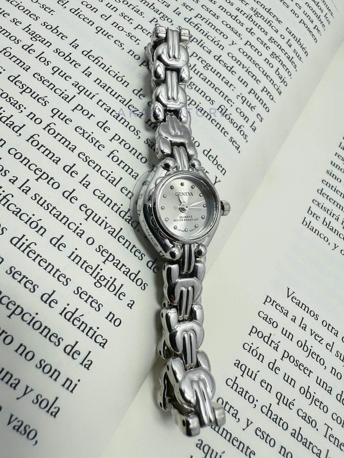 Reloj plateado de dama