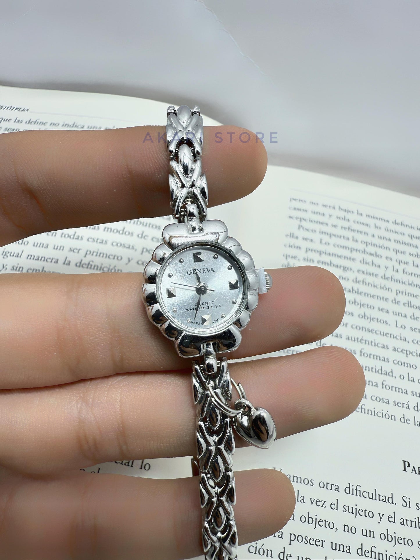 Reloj plateado de flor con dije de corazón