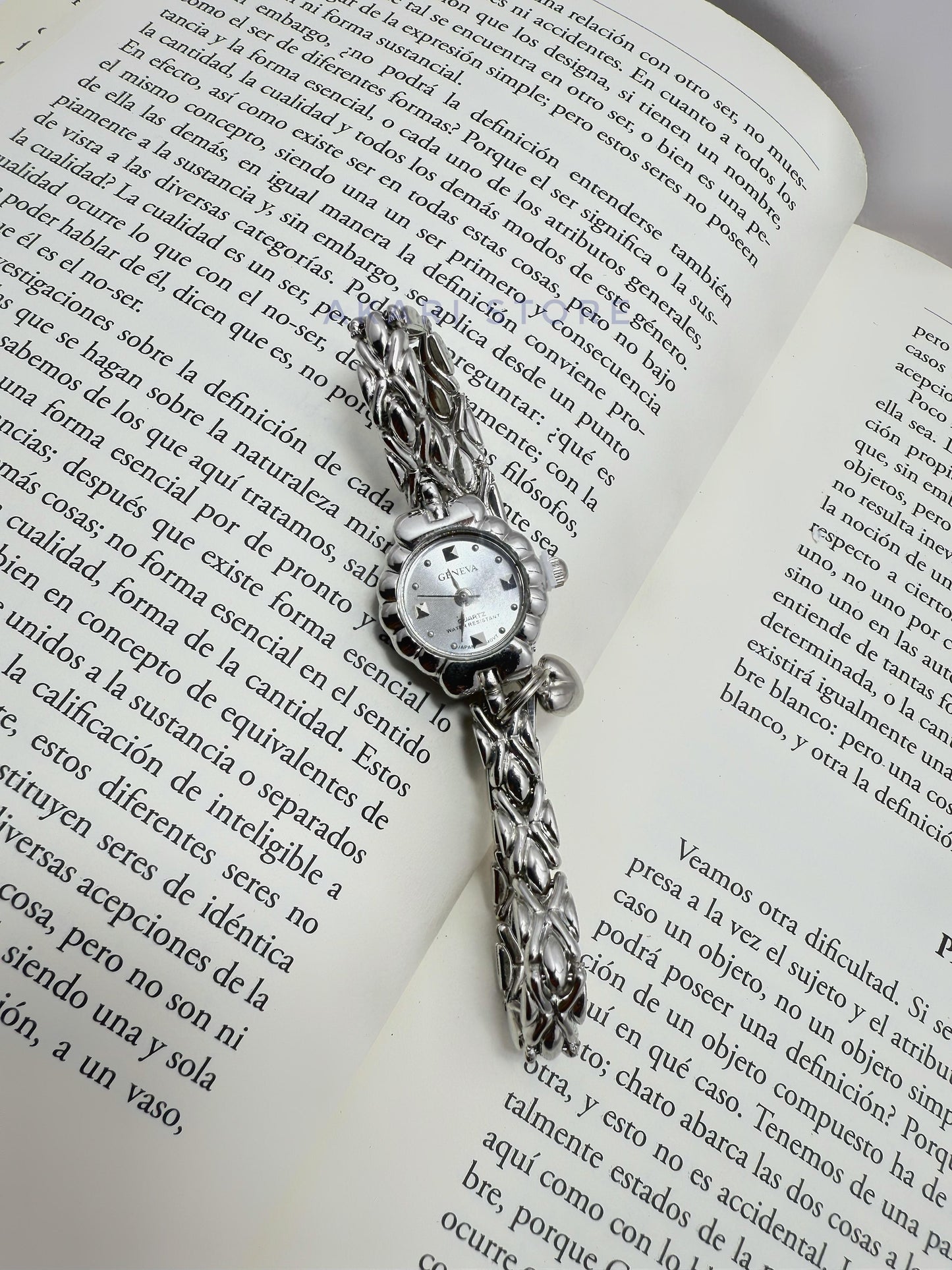 Reloj plateado de flor con dije de corazón