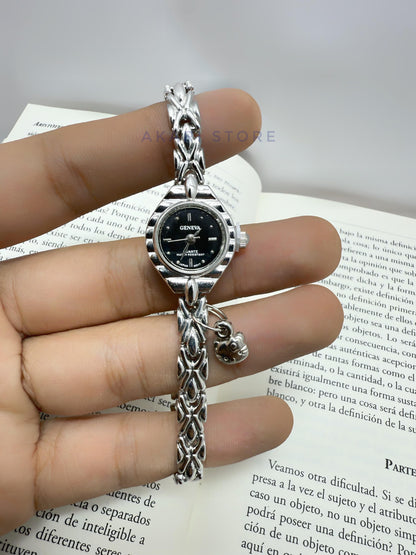 Reloj plateado circular con dije de Hello Kity