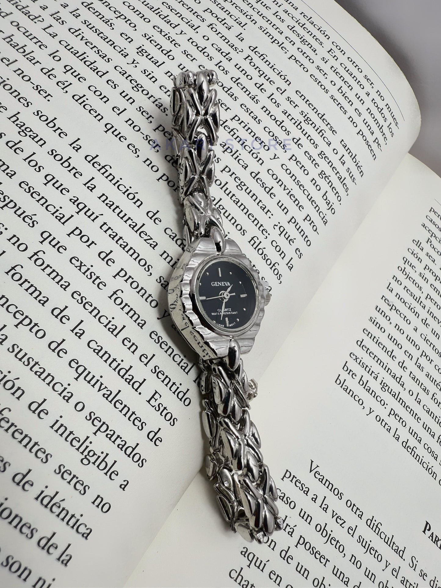 Reloj plateado circular con dije de Hello Kity
