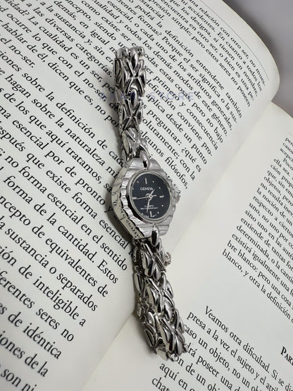 Reloj plateado circular con dije de Hello Kity