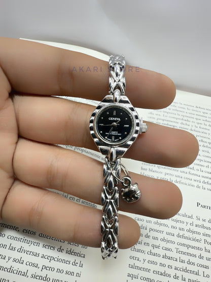 Reloj plateado circular con dije de Hello Kity