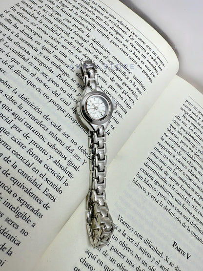 Reloj plateado minimalista