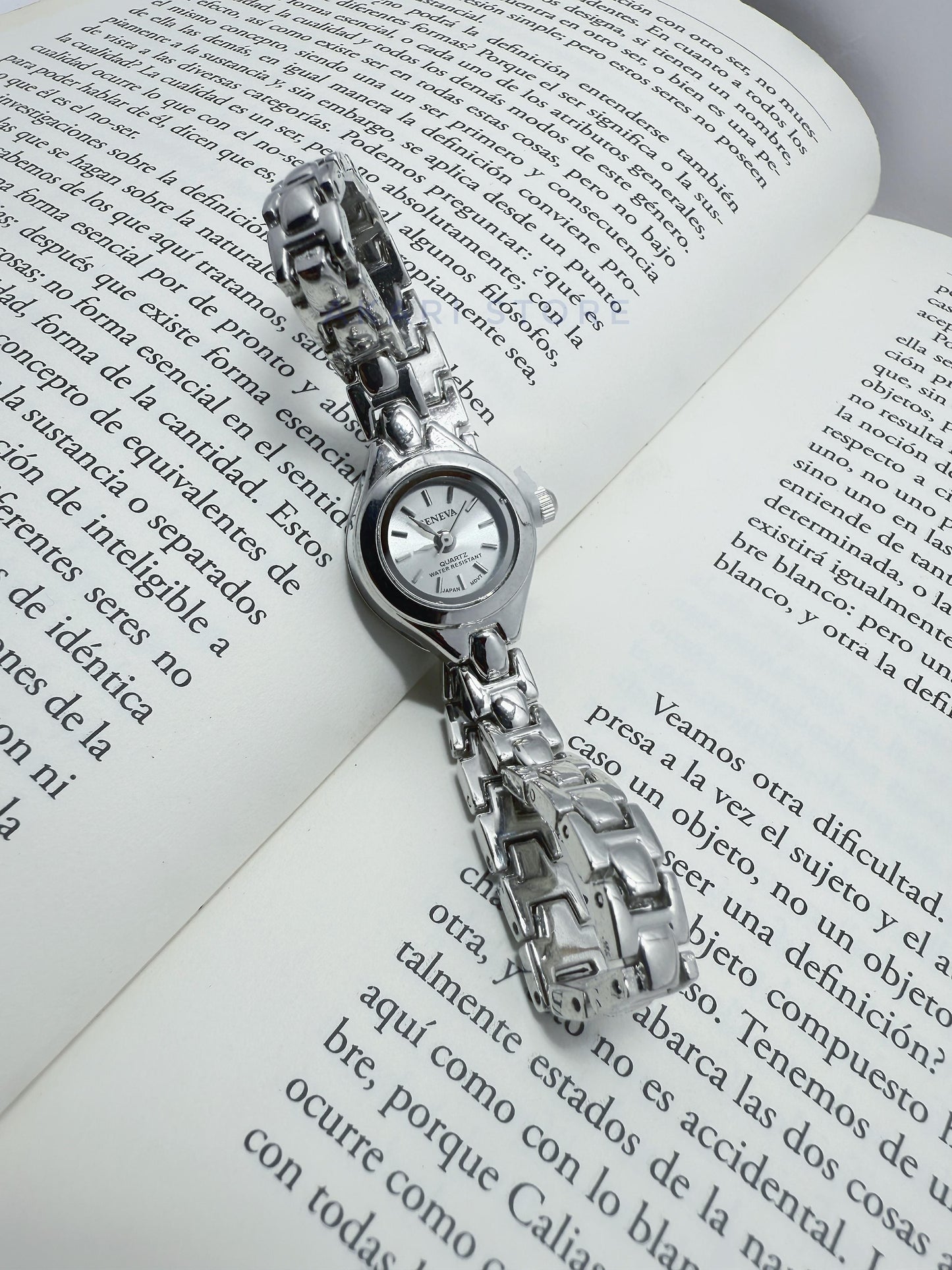 Reloj plateado minimalista