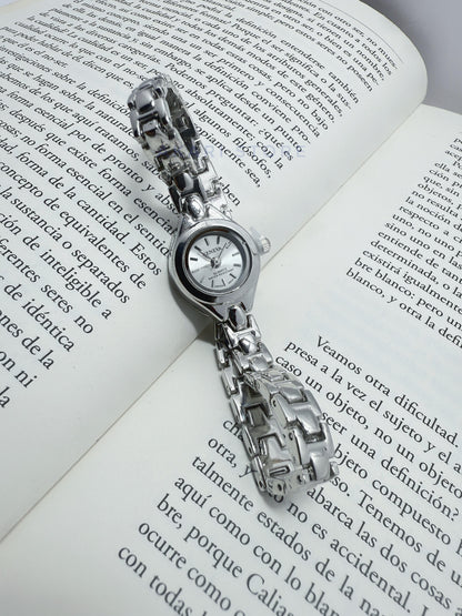 Reloj plateado minimalista