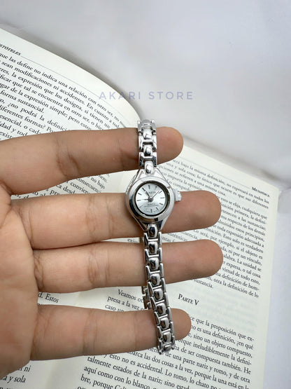 Reloj plateado minimalista