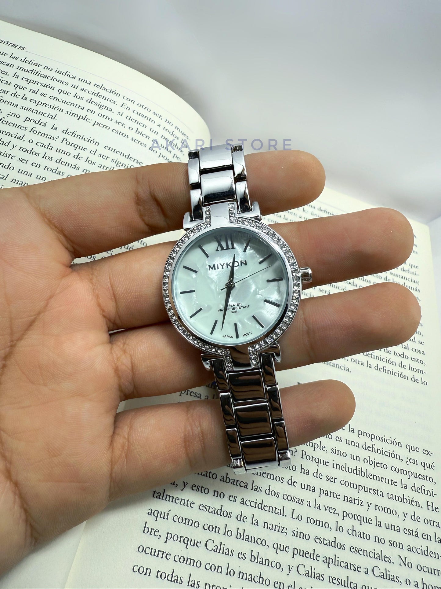 Reloj Elegante con brillos Plateado