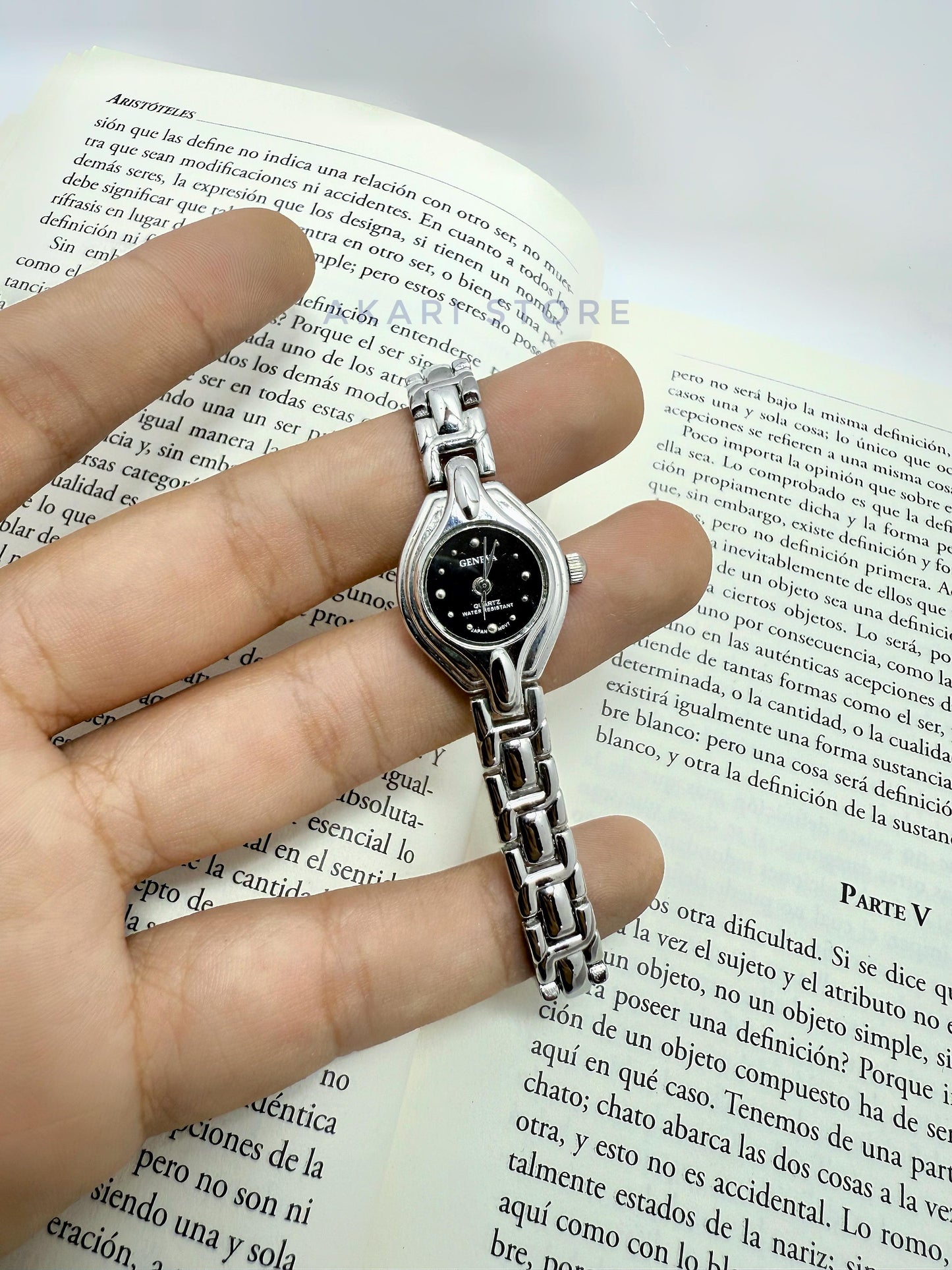 Reloj plateado con fondo negro