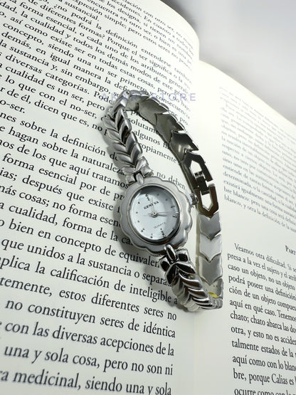Reloj plateado en forma de flor