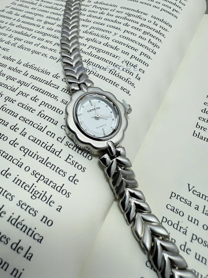 Reloj plateado en forma de flor