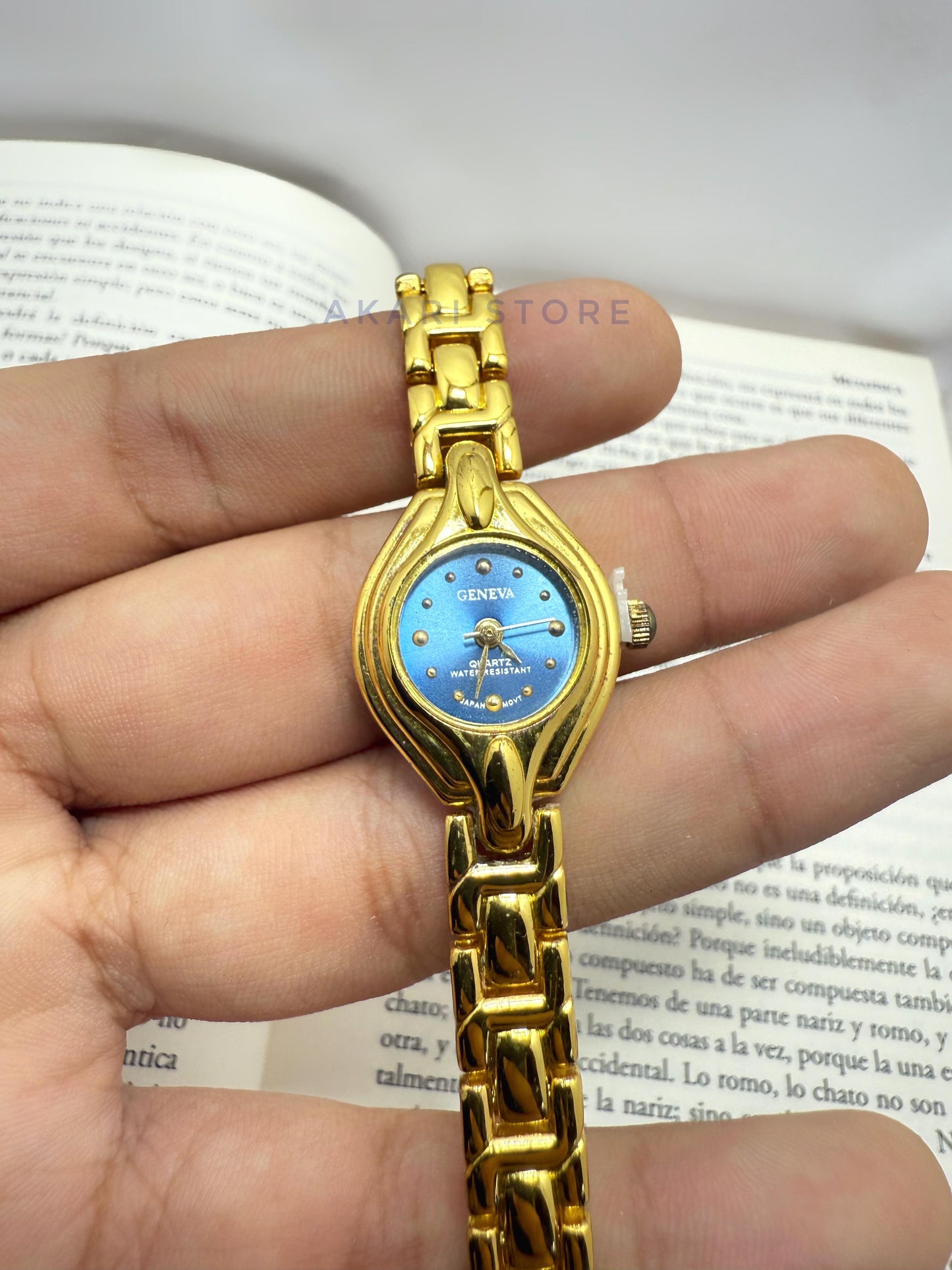 Reloj dorado con fondo azul