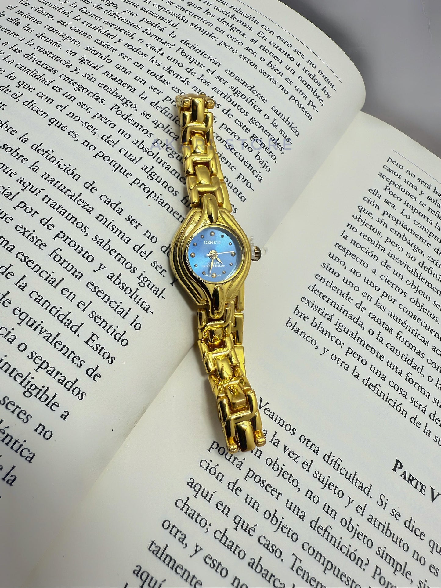 Reloj dorado con fondo azul