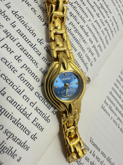 Reloj dorado con fondo azul
