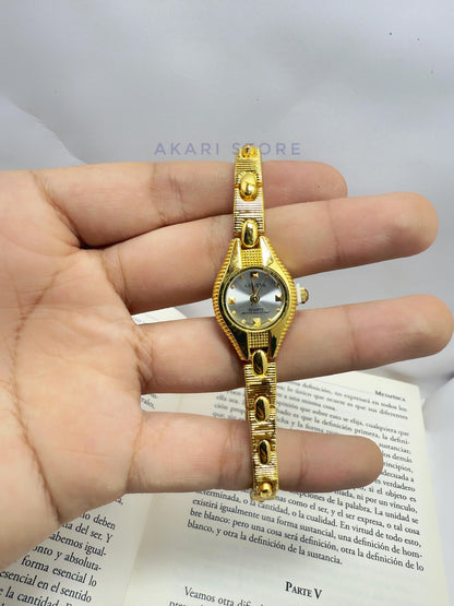 Reloj dorado con fondo gris