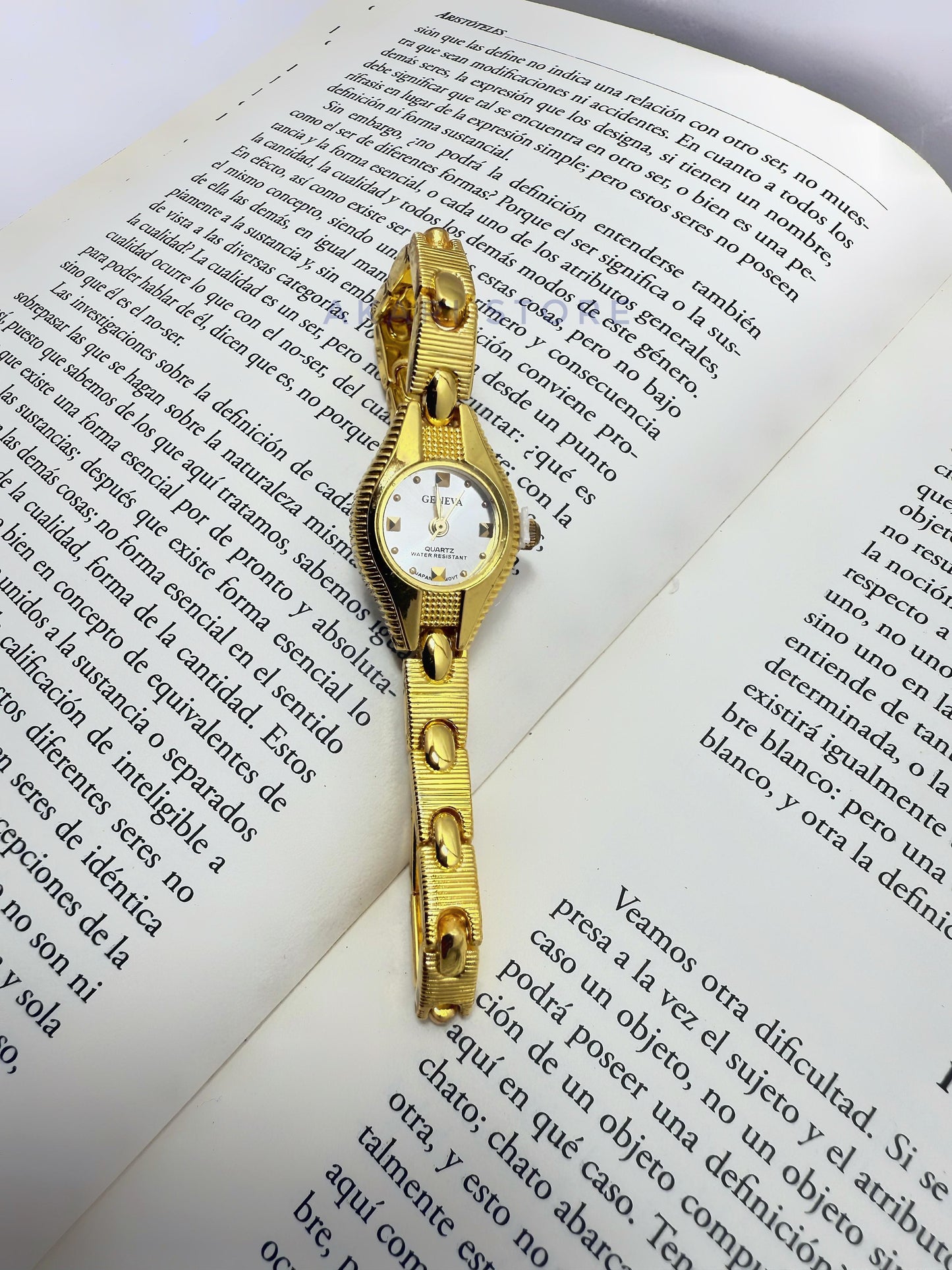 Reloj dorado con fondo gris