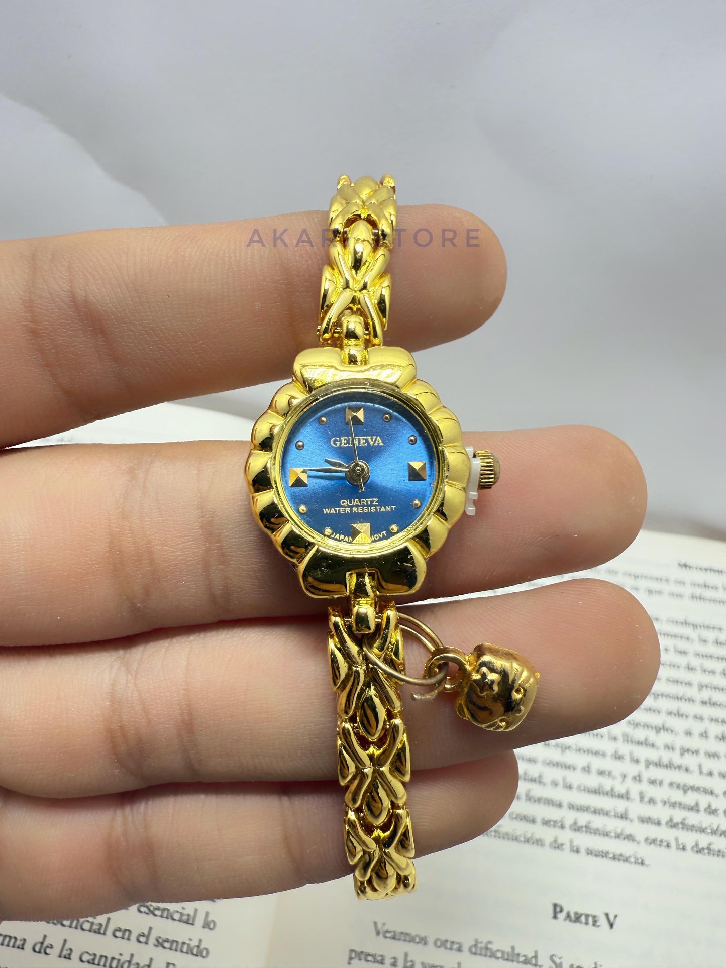 Reloj dorado de flor con dije de Hello Kity