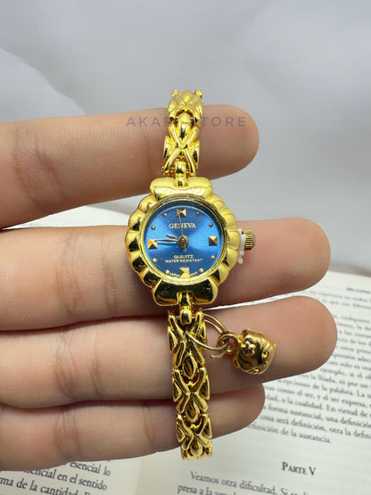 Reloj dorado de flor con dije de Hello Kity