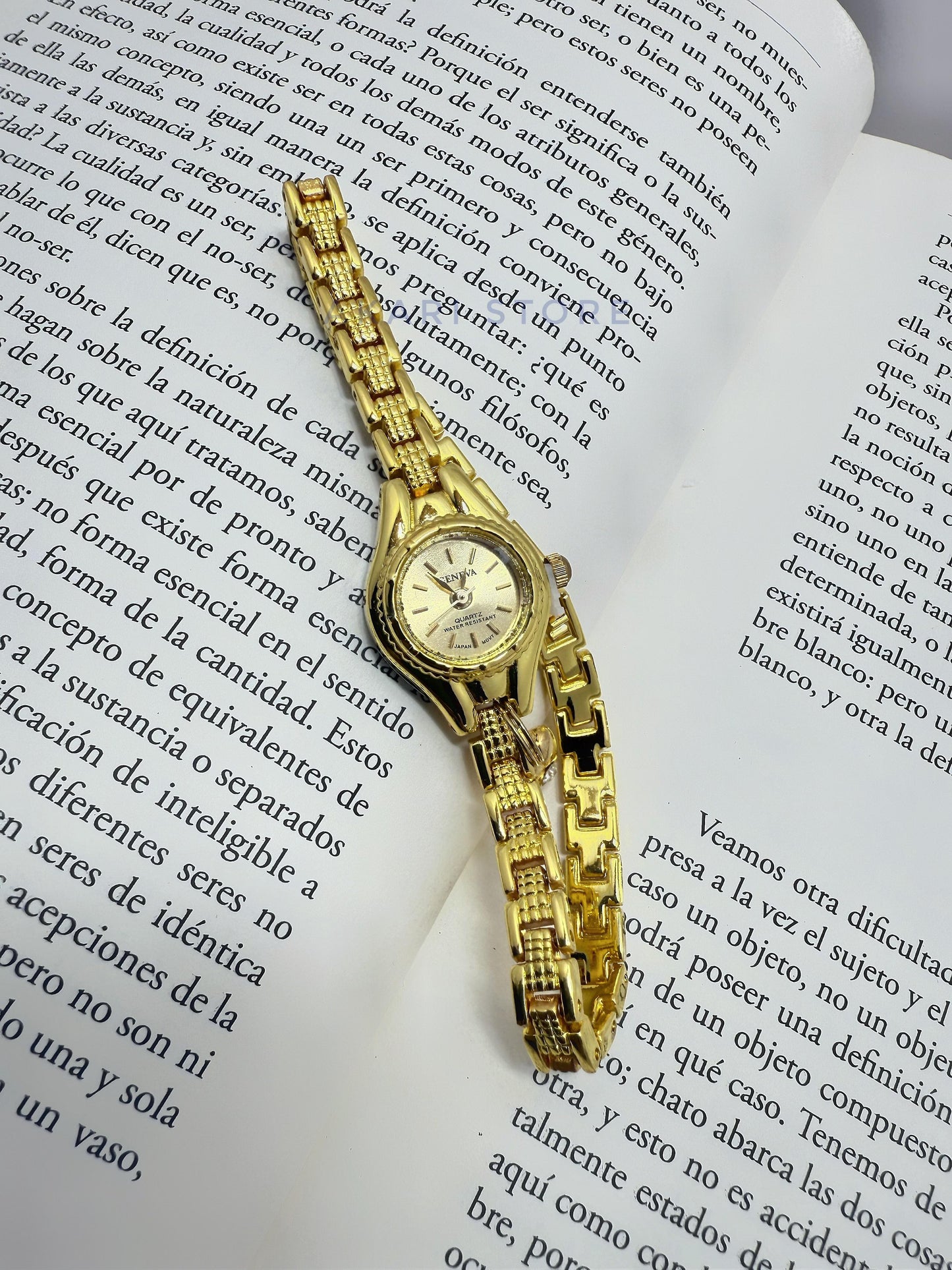 Reloj dorado con dije de corazón