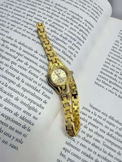 Reloj dorado con dije de corazón