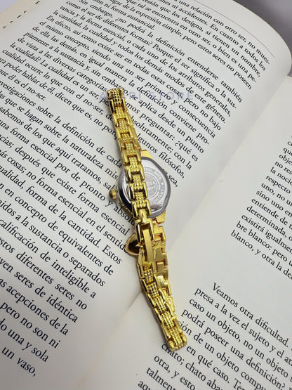 Reloj dorado con dije de corazón