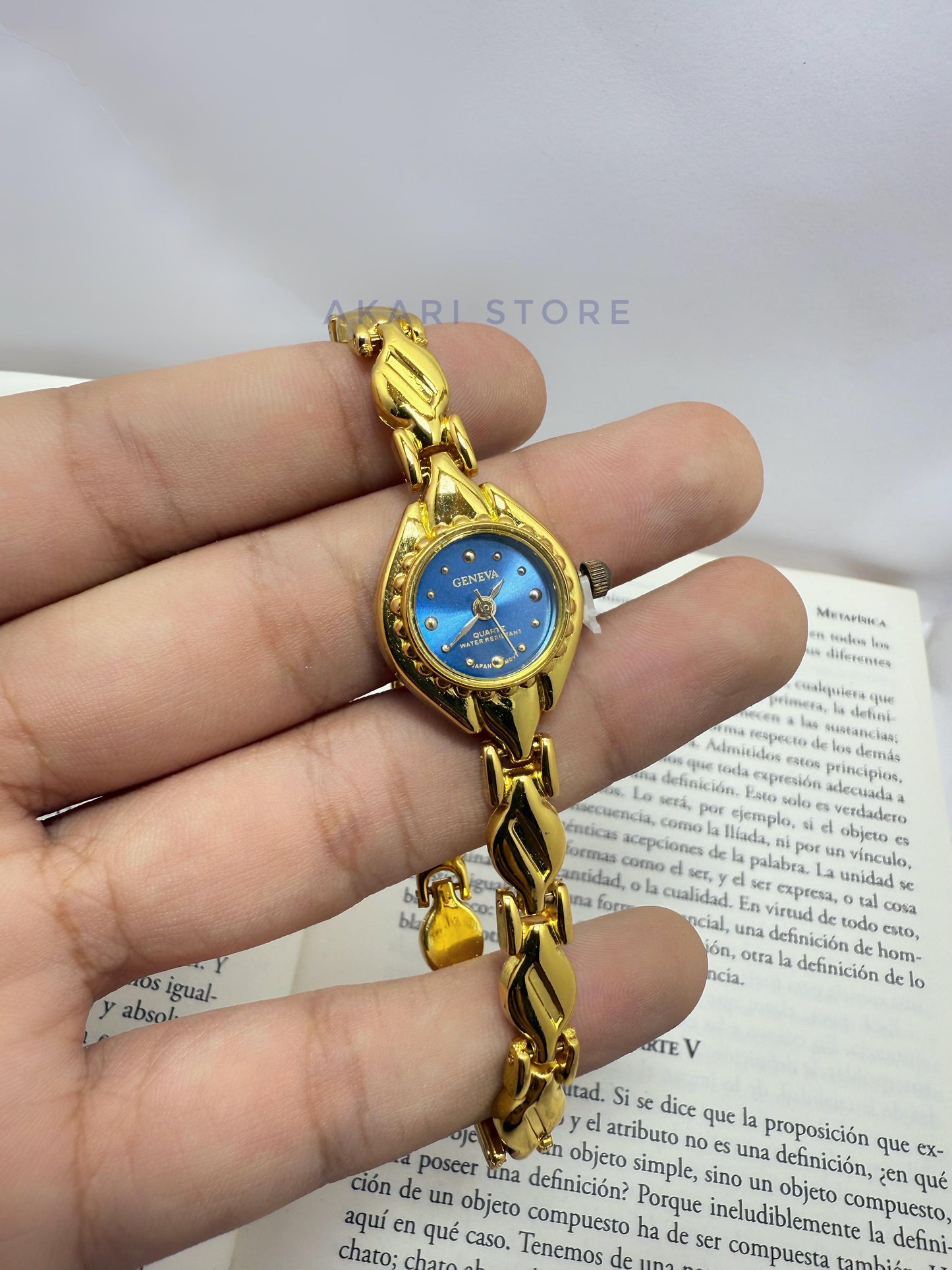 Reloj dorado minimalista con fondo azul