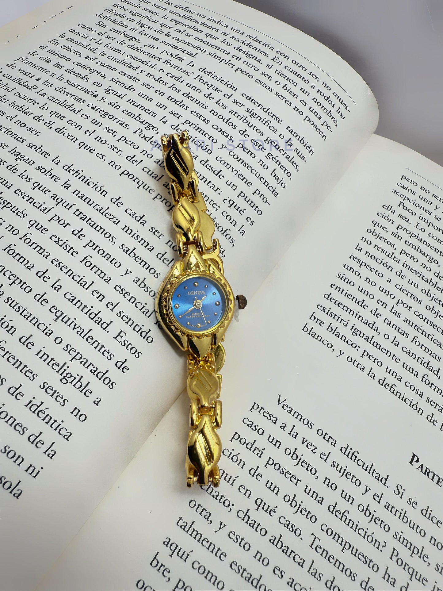 Reloj dorado minimalista con fondo azul