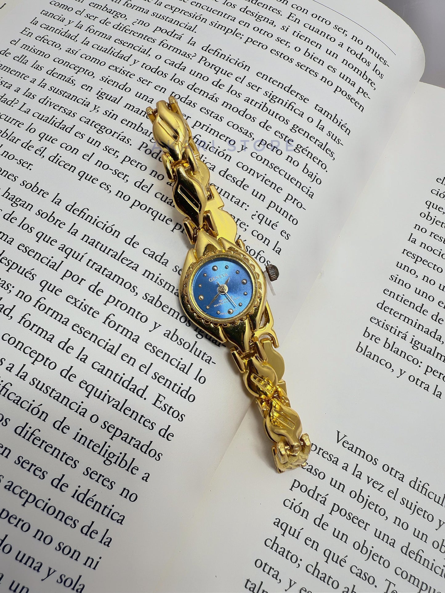 Reloj dorado minimalista con fondo azul