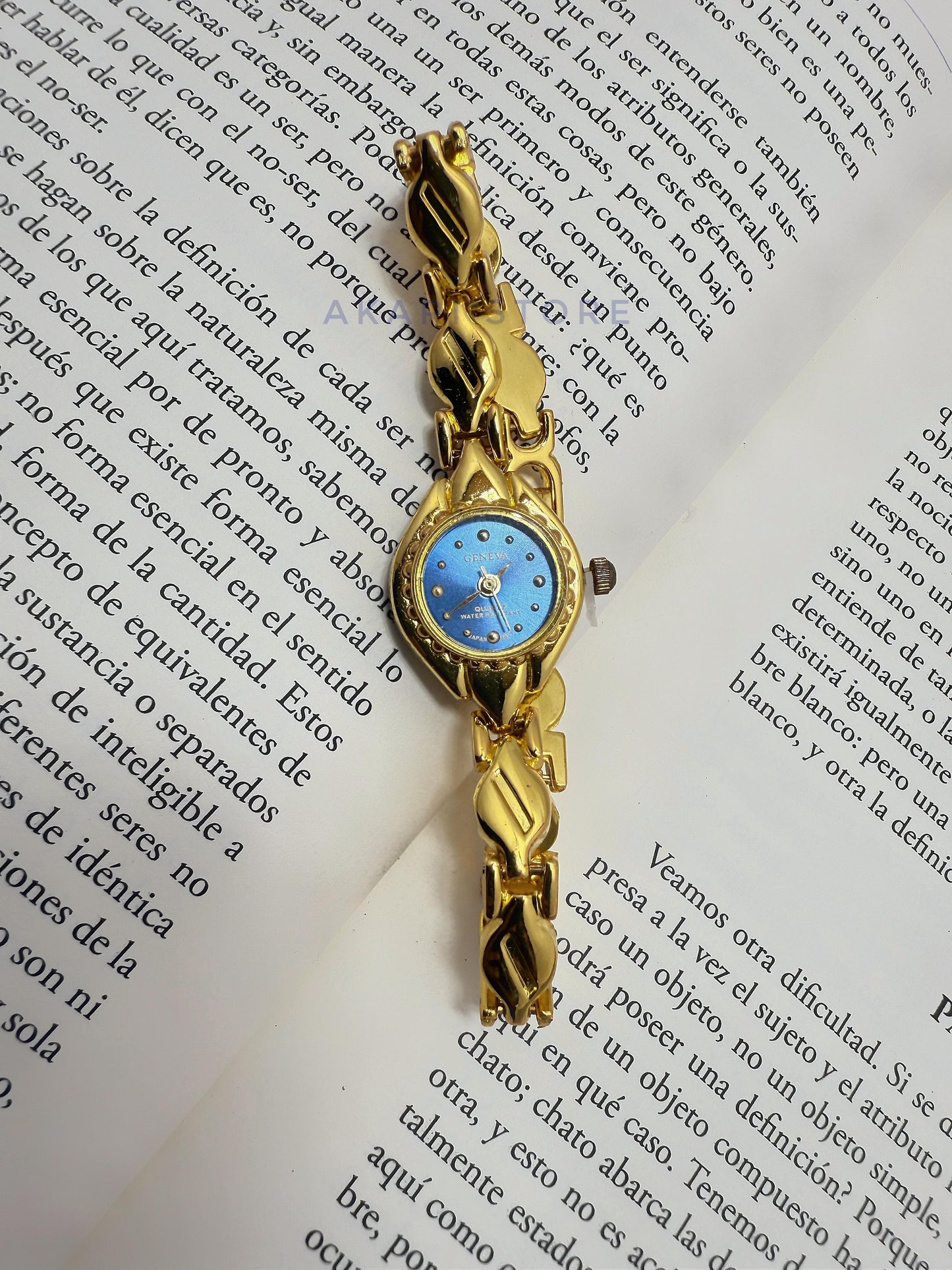 Reloj dorado minimalista con fondo azul