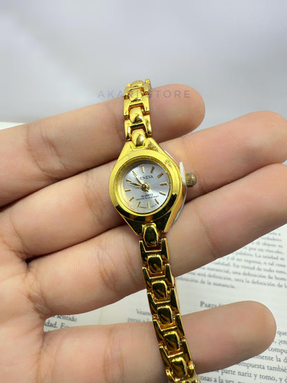 Reloj dorado minimalista