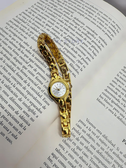 Reloj dorado minimalista