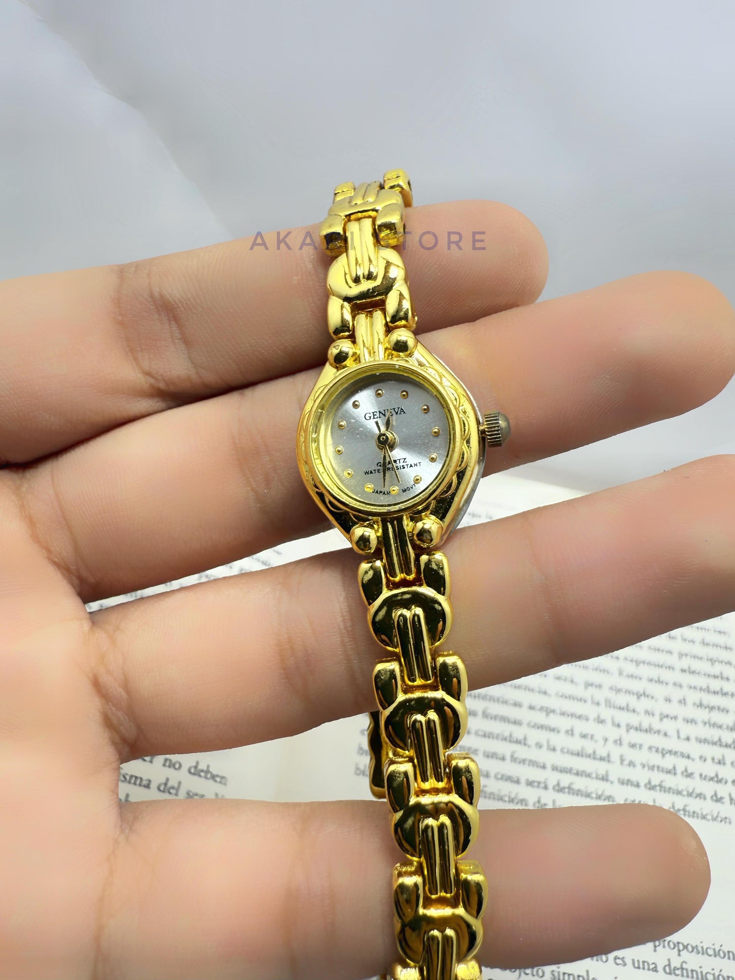 Reloj dorado minimalista de trenza