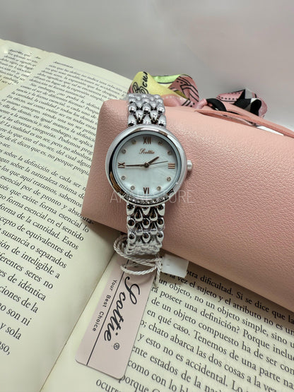 Reloj circular plateado con brillos