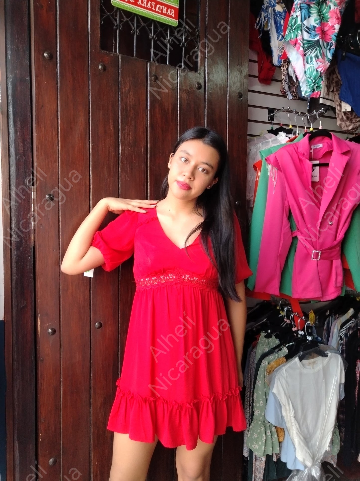 Vestido corto rojo con manga de princesa